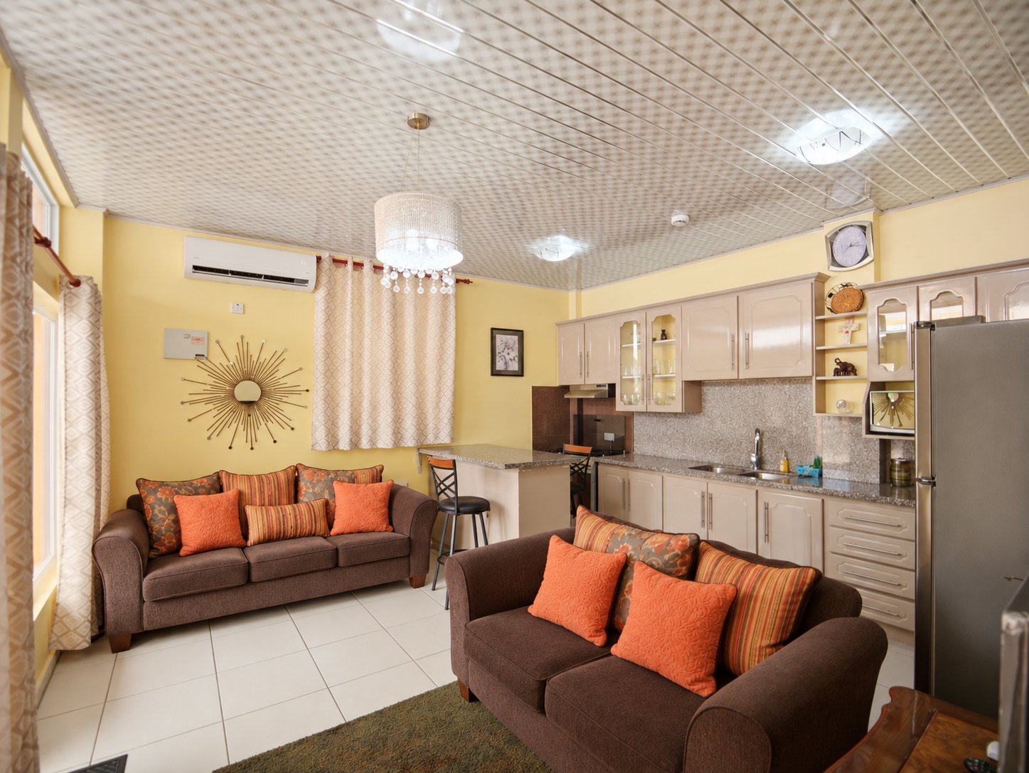 Poolside Suite living room with open kitchen and breakfast bar