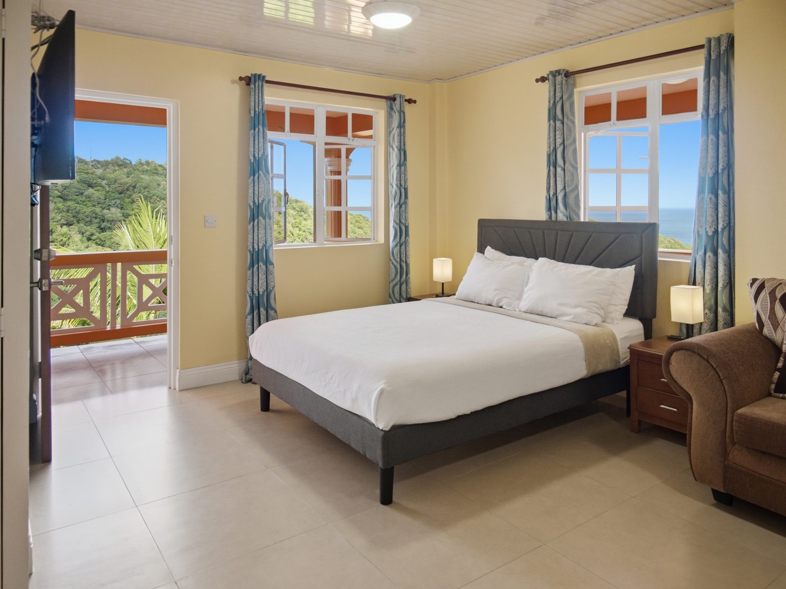 Studio bedroom with balcony door and sea view