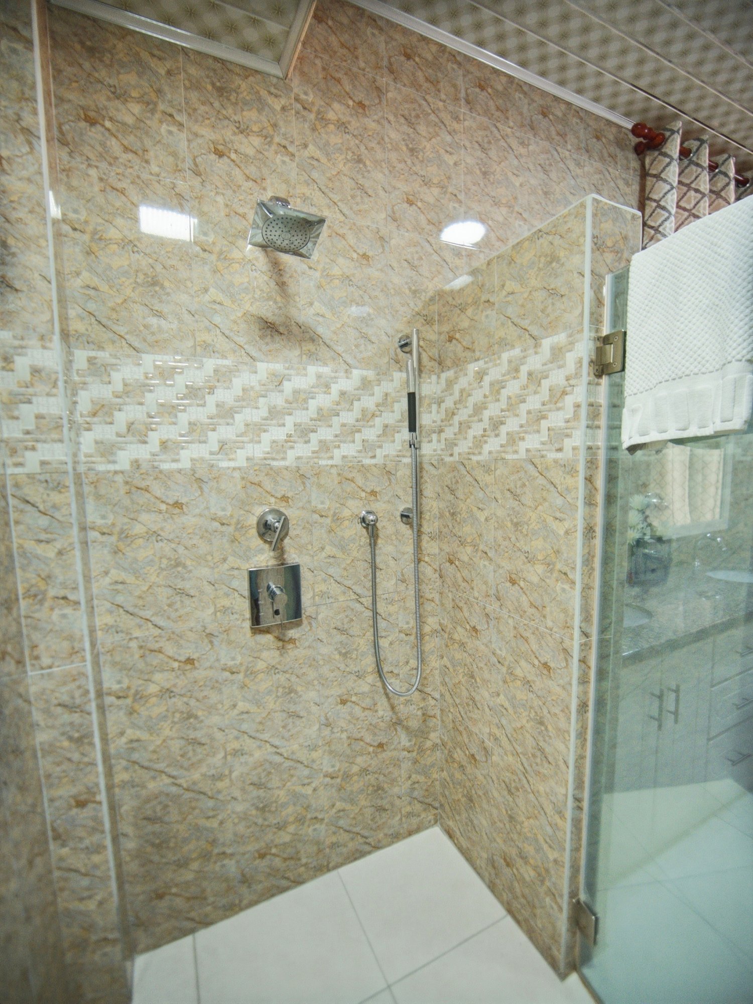 Poolside Suite shower with handheld spray
